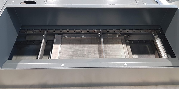 due-catene-collegate-per-mezzo-di-angolari-metallici